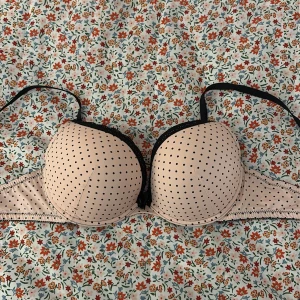 Bh - Supersöt prickig Bh, aldrig använd! Finns ingen lapp så jag är osäker på märket❣️