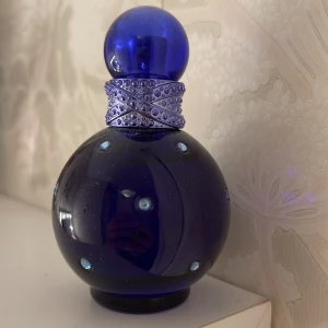 Britney Spears parfym  - Parfym ”fantasy midnight” ifrån britney Spears. Testad nån få gång men doften passade inte riktigt mig:) 