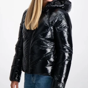 Glansig jacka - SVART GLOSSY CUT SEAMS PUFFER JACKET - TJEJ - storlek 16 år/170. Har en defekt på ena underarmen. De sista bilden!! Svart. Slutsåld!!