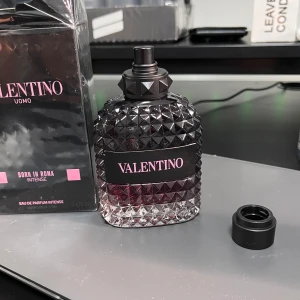 Valentino Uomo Born In Roma Intense - Stilren parfym från Valentino med cool design och tydlig attityd. Flaskan rymmer 100 ml och är en Eau de Parfum Intense. Perfekt för dig som vill sticka ut och visa din personlighet.
