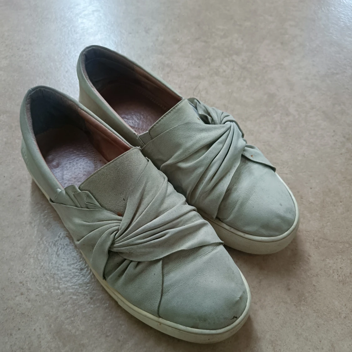 Beiga slip-on sneakers från Dasia