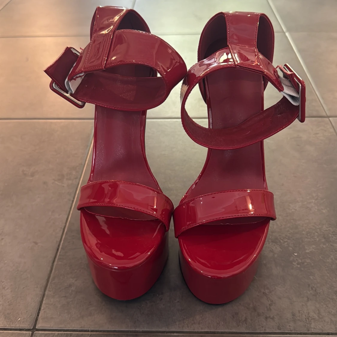 Röda platåsandaler med 16,5cm hög klack
