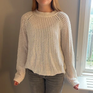 Vit stickad tröja från 157, M - Säljer en vit stickad tröja från lager 157 i storlek M. Tröjan har ett grovt, luftigt stickat mönster. Sticks inte! Nyskick! 