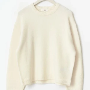 stickad tröja - stickad tröja ifrån gina tricot💓 fint skick förutom att den är tvättat med en mörk tröja så att den är lite mörkare i tonen men annars fint skick!