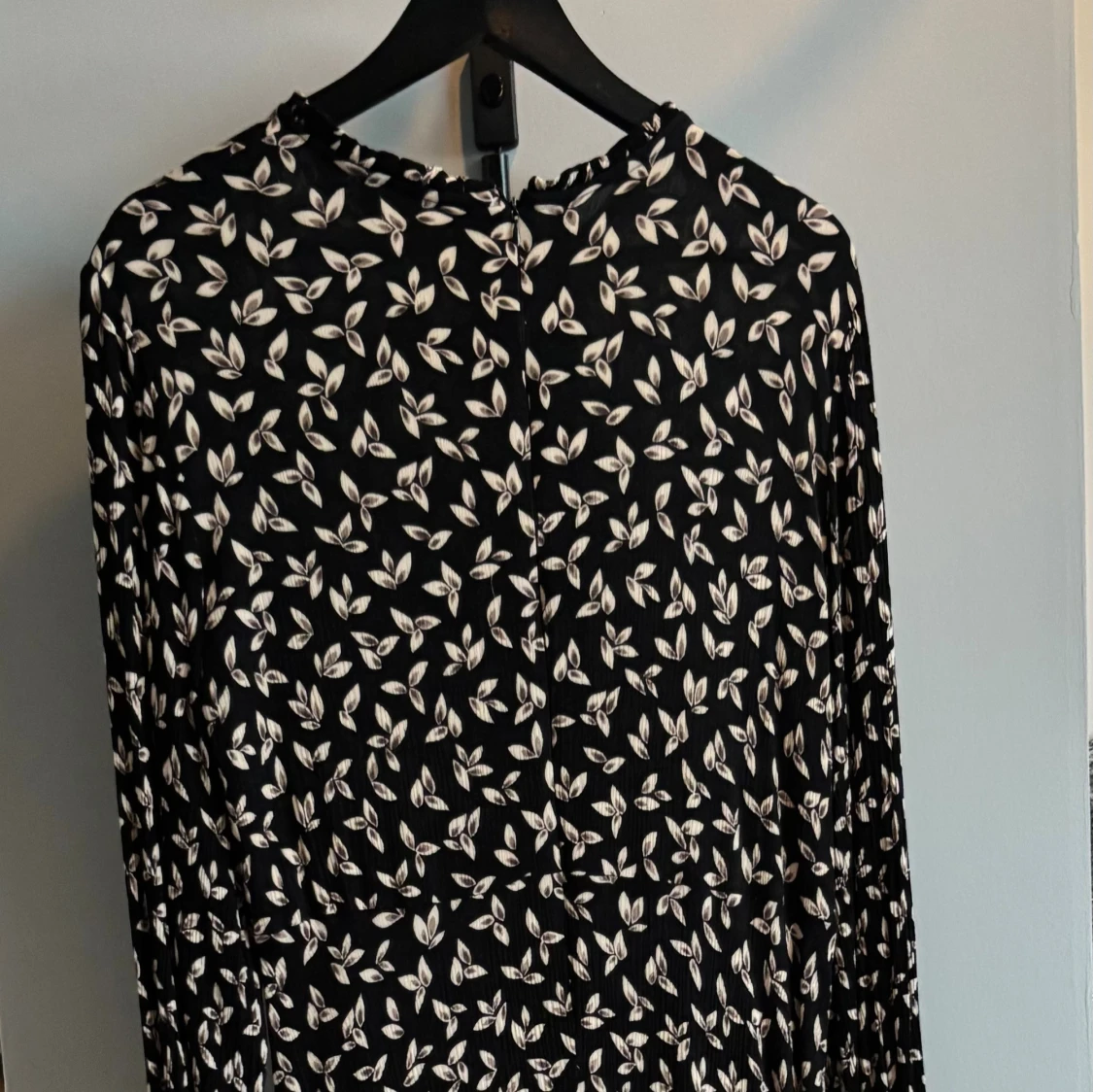 Svart blommig klänning KappAhl - 1