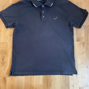 Mörkblå Piké Från Jacob Cohën - Mörkblå/Grå piké från Jacob Cohen i storlek M och fint skick!