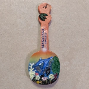 Magnet, souvenir från Makarska  - En vacker kylskåpsmagnet i form av en souvenir från Makarska, Kroatien, med färgglad 3D-design av delfiner och havsmotiv. Souveniren har inga synliga defekter eller slitage. Souveniren kan som dekoration.