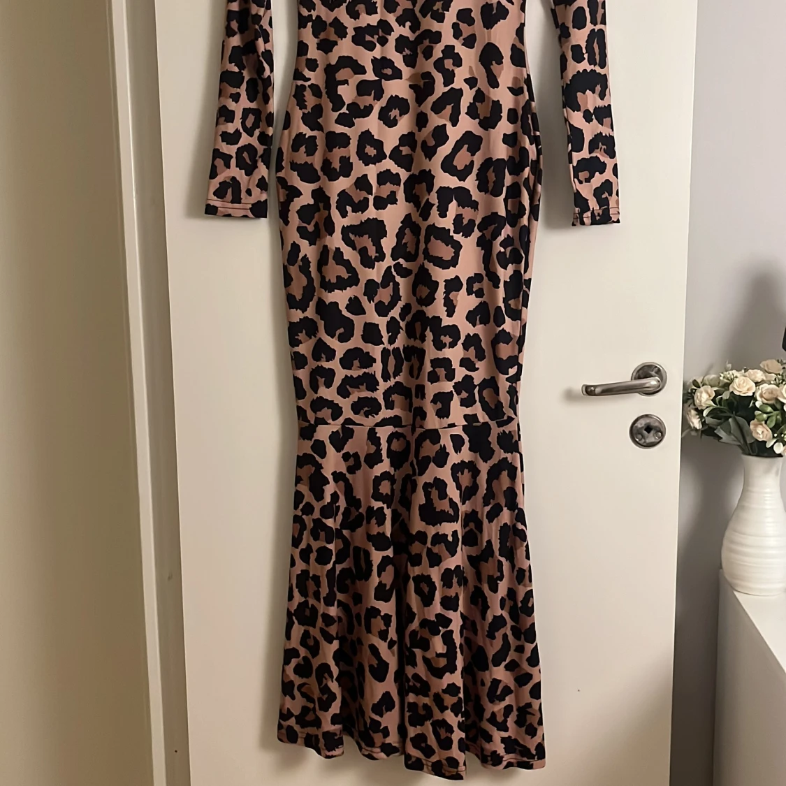 Lång leopardmönstrad klänning i mermaid passform - 1