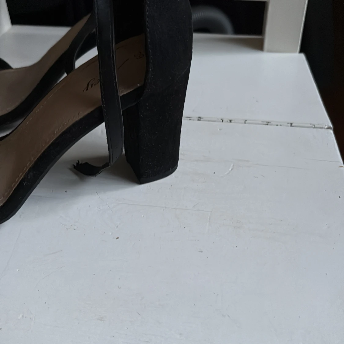 Svarta sandaler med klack och rem - 1