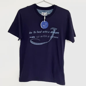 Jacob cohen T shirt - Helt ny Jacob cohen tshirt, sjukt fet! Helt ny med tags. Storlek S sitter tts. Navy blå. Nypris ligger på ca 3000kr. Kontakta mig för fler frågor och funderingar!