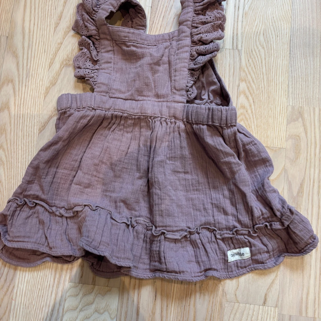 Ljuslila volangklänning från Newbie - 1