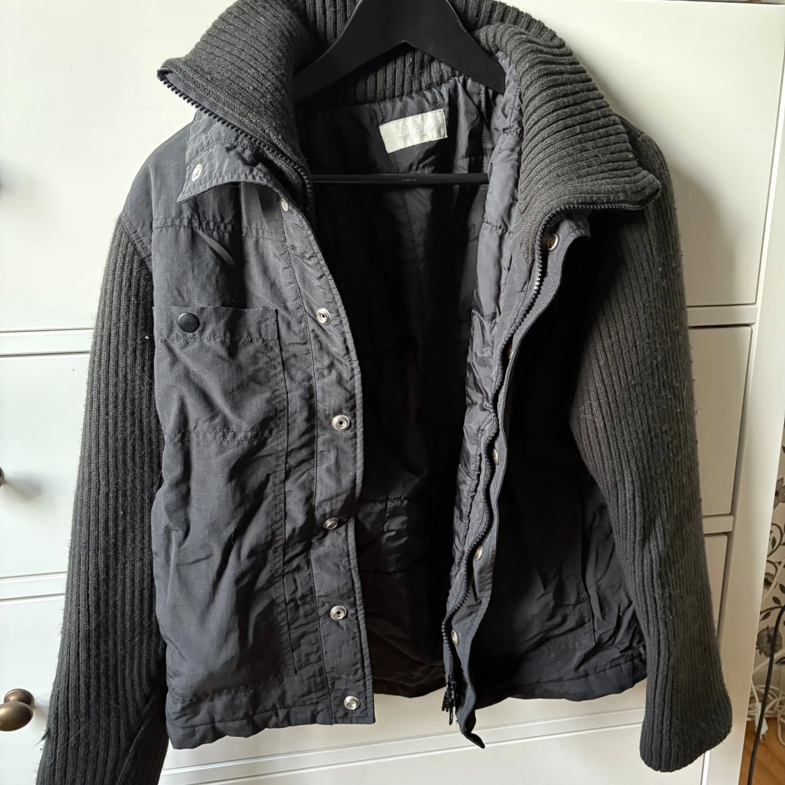 Mörkgrå jacka med stickade ärmar