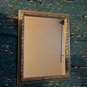 💖😻VACKER GULD SPEGEL TOPPSKICK HEM & HUSHÅLL  - Vacker spegel med dekorativ ram, jättefint skick mått: ca: 20x25