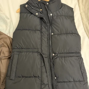 Svart lång väst - Jättefin och bekväm väst från bikbok 