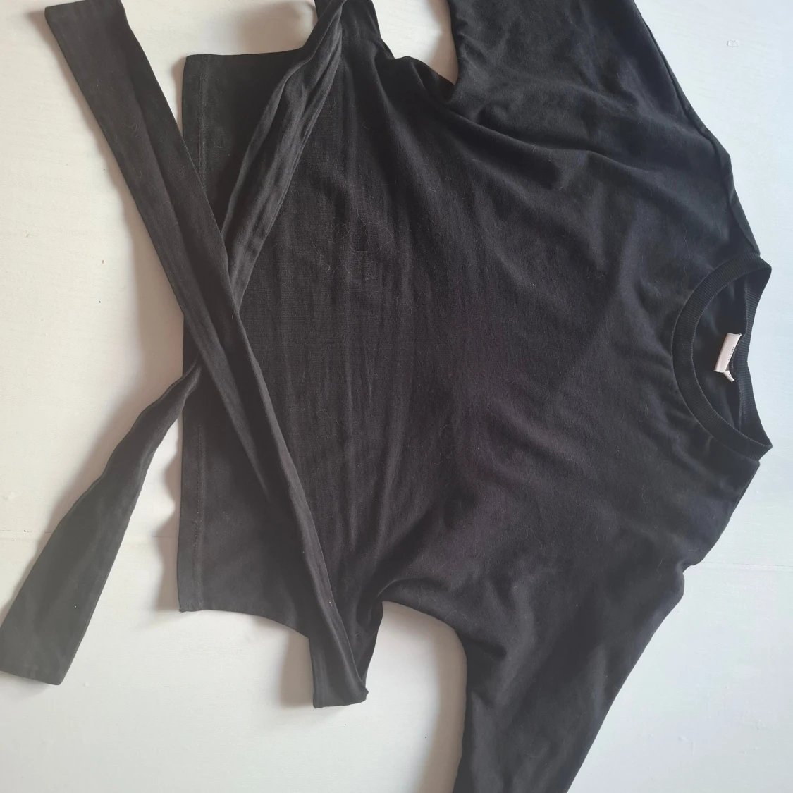 Svart tröja med knytband