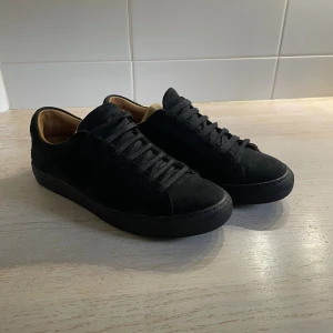 Skolyx mockskor - Helsvarta mockaskor från skolyx. Knappt använda alls. Skickas med låda och dustbag. Nypris 1800kr