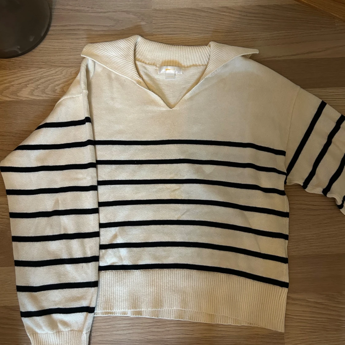 Randig stickad tröja med krage - 1