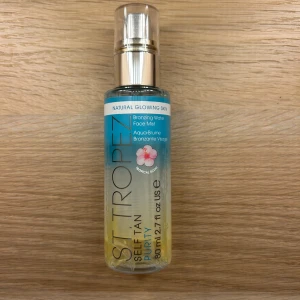 Brun utan sol St. Tropez Bronzing Water Face Mist - Fräsch brun-utan-sol face mist från St. Tropez med tropisk doft. 80 ml men lite använt som syns i bilden. Brukar använda pterfuktande kräm och sedan spraya på. Fint lyster och naturlig färg får man! Men använder andra just nu så säljer därför denna. Nypris är 250
