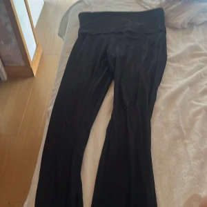 Yoga pants  - Svarta mjukisbyxor med vikning Sköna och stretchiga, perfekta för chill eller när du vill ha något. Storlek xs fast är lika lång som size small