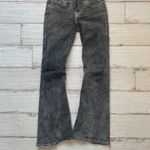 Lågmidjade true religion jeans - Så snygga true religon helt ok skick! Lite slitna ner till (visas på sista bilden) därav priset❤️