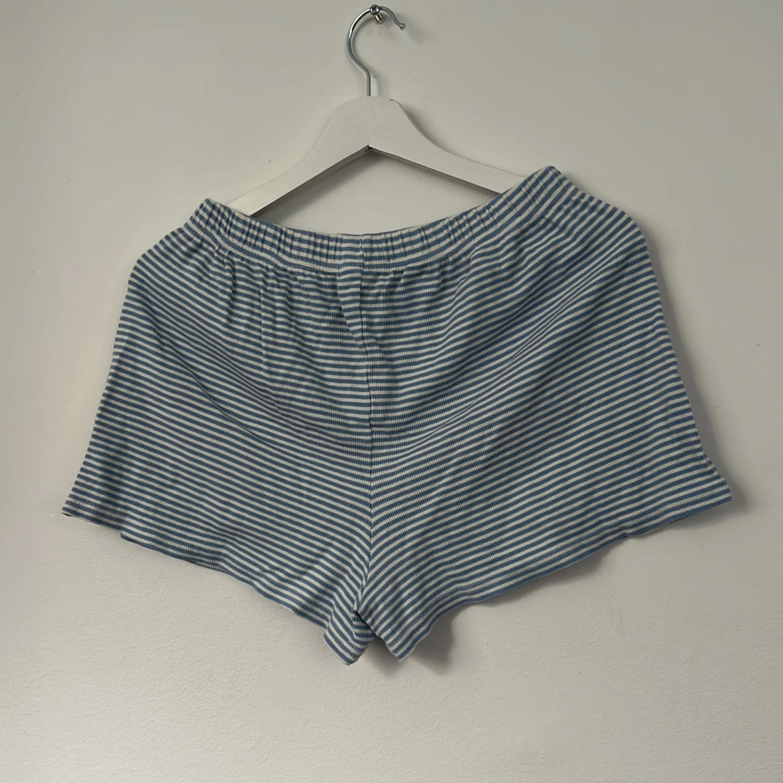 Randiga blåvita shorts från Pull&Bear - 1