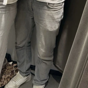 Grå jeans från Acne Studios - Säljer ett par sjukt snygga grå jeans från Acne Studios. Jeansen har raka ben, knappgylf och är tillverkade i bomull. Snygg, ljusgrå tvätt som passar till allt nu till hösten o vintern🍁❄️Storlek 31-34. Passar dig som är runt 180 cm. Säljer för endast 399 kr!!