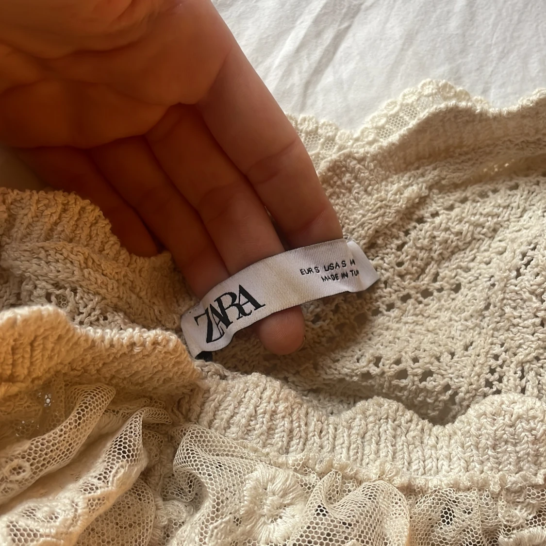 Beige spetsblus med volang - 4