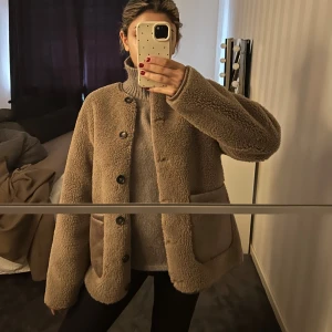 Zara jacka - Supermjuk brun teddyjacka med stora fickor framtill och knappar hela vägen. Helt ny och helt oanvänd!❤️❤️