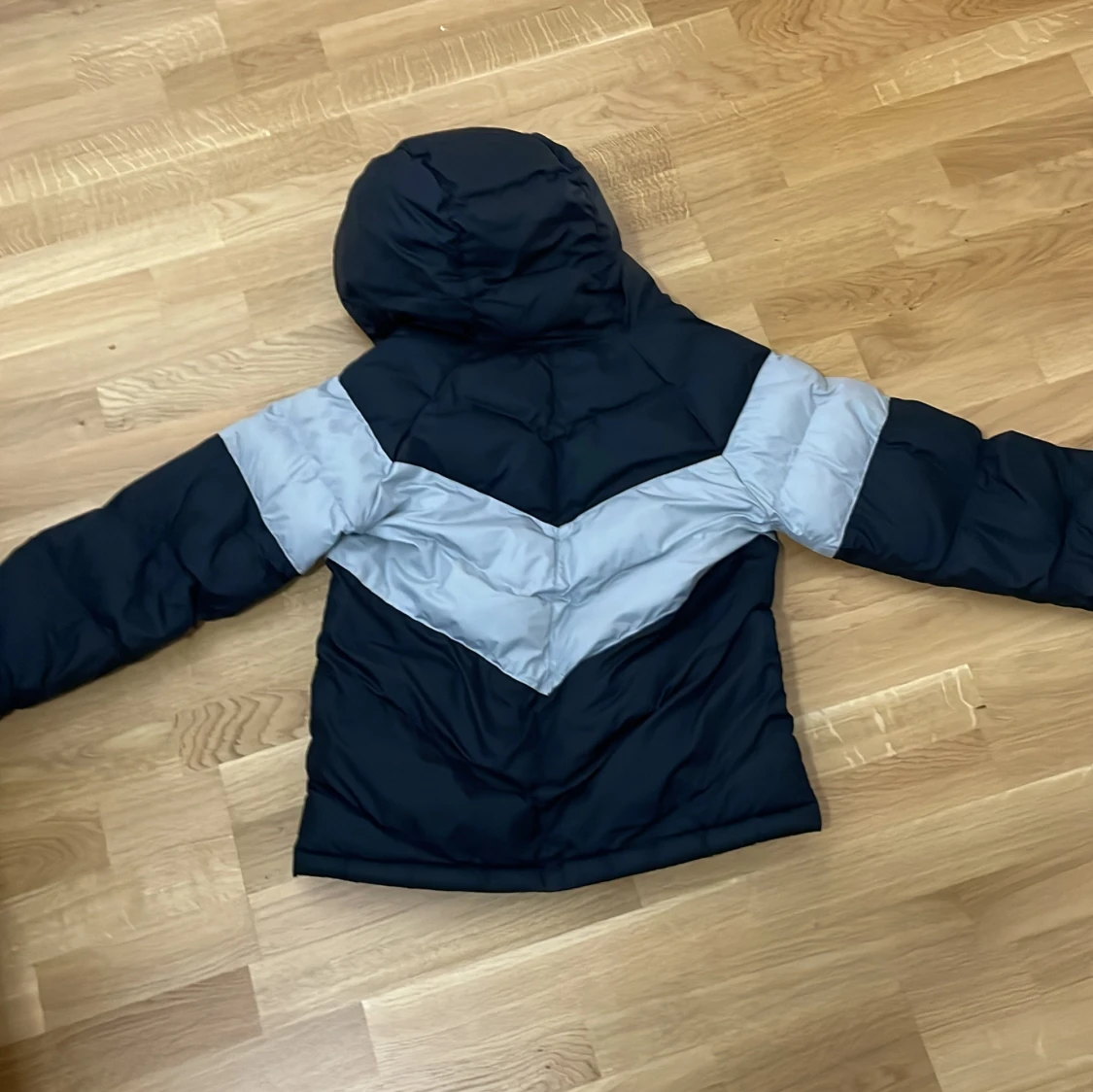 Svart och grå pufferjacka från Nike - 3