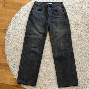 Gråa straight jeans från Gina Tricot - Snygga svarta jeans från Gina Tricot i modellen Perfect Jeans. De har raka ben, den är mid waisted.