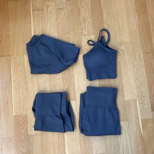 gråblå träningsset  - Säljer mitt träningsset som är i 4 delar! de är lite ljusare i verkligheten än på bilderna :) 