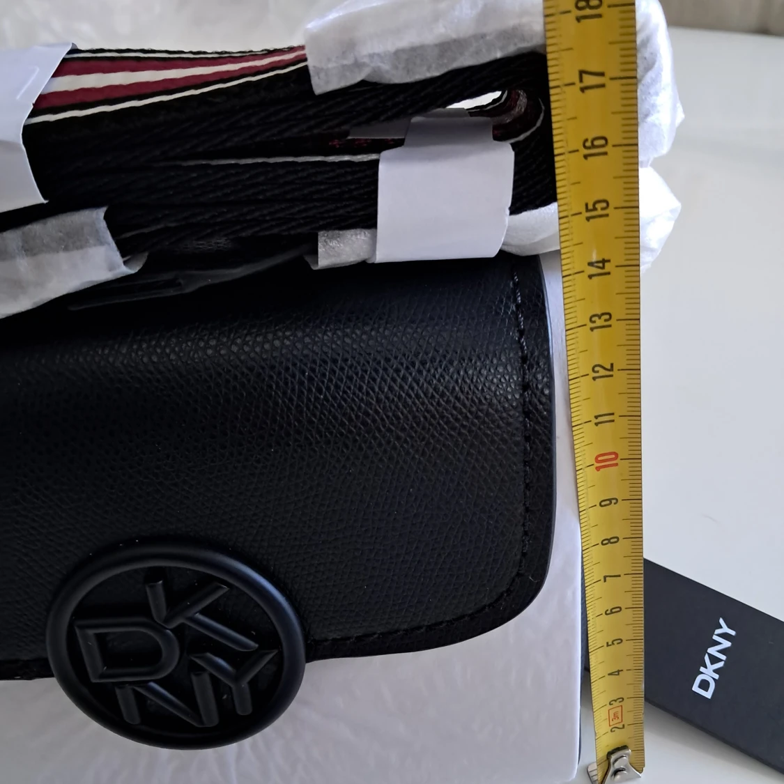 Svartvit axelväska från DKNY - 2