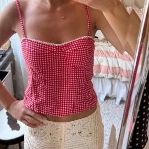 Rutig topp - Så fin rutig topp från Urban outfitters, märke MOTEL. Nyskick🥰