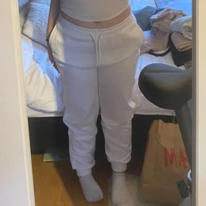 Vita mjukissbyxor  -  Jätte bekväma gråa mjukisbyxor i storlek M eller L men passar även folk som har S!