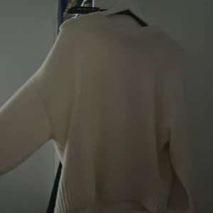Vit stickad tröja från Vero Moda - Mysig vit stickad tröja från Vero Moda med rund halsringning och ribbade detaljer vid ärmslut och nederkant. Inga tecken på användning 