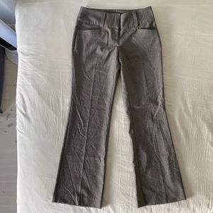 Lågmidjade kostymbyxor vintage  - Uppskattad storlek S/M. Mått: midja 38-39x2, innerbenslängd 81 cm 🤍