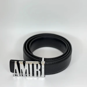 A bälte svart med silver spänne - Helt nya bälten hos oss, kommer bra packat och helt inplastad till dig!