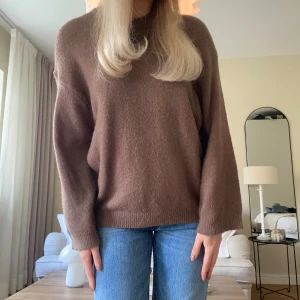 Stickad tröja med utsvängda ärmar  - Superfin stickad tröja med utsvängda ärmar💕 Storlek S