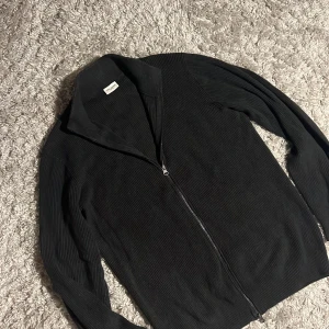 John Henric zip - Säljer denna riktigt snygga John Henric zip tröjan i 5% Kashmir och 95% bomull. Tröjan är i storlek L och är i bra skick utan defekter. Bara att skriva över frågor och funderingar.