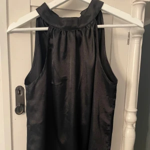halterneck topp i satin  - halterneck topp i satin i storlek s!