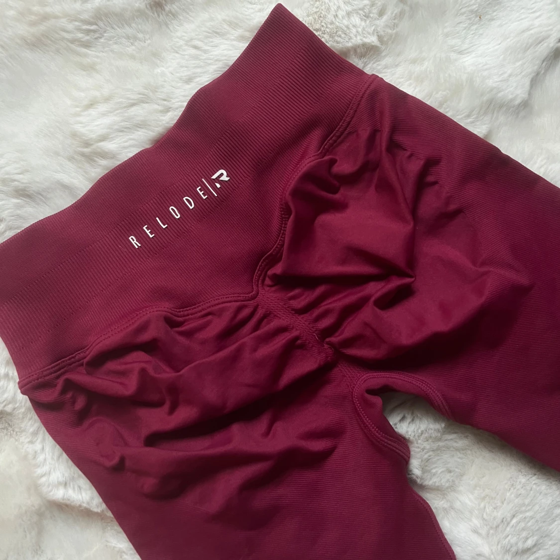 Aura Seamless Scrunch Tights - Cherry