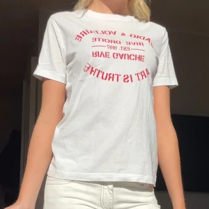 Zadig t-shirt - Säljer en vit t-shirt från Zadig  med röd tryckt text på bröstet. Fint skick utom att det finns små små deo fläckar under armarna💗Strolek 12( barn)