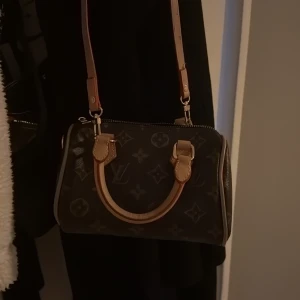 brun väska köpt utomlands  - inte äkta 