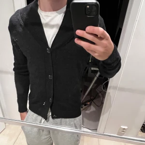 Brunn & stengade kofta - Sjyst brunn & stengade kofta i färgen blå. Den är i storlek S