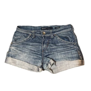  Jeansshorts Miss Sixty - Snygga blå jeansshorts från Miss Sixty, köpt på vinted men passade inte riktigt❣️lite slitna som man ser på bilden, de två sista är på en lagning som sitter vid en av hällorna på baksidan, inget man tänker på🌸🌸 skriv vid frågor!