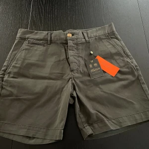 Helt nya shorts från Morris - Säljer ett par helt nya gröna morris shorts i storlek 32. Hör av dig vid funderingar!