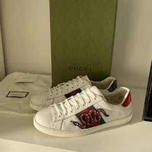 Gucci ace skor  - Säljer nu dessa snygga Gucci ace skor i uk 7,5 som motsvarar 41,5 för allt og ingår alltså box, dustbag och Gucci papper, skriv för fler bilder/frågor🙌🏼