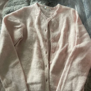 Rosa stickad kofta❣️ - Säljer nu en superfin stickad kofta från Gina tricot i storlek 158/164 så tror typ den passar en xs-m❣️den är i fint skick då den är andvänd typ 3 gånger!❣️❣️skriv vid frågor osv!!