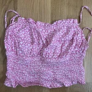 Rosa blommig linnetopp med smock - Jättefin topp som är köpt i Spanien för några år sen. Endast använd fåtal gånger. Ryggen syns på andra bilden och tunna axelband. 