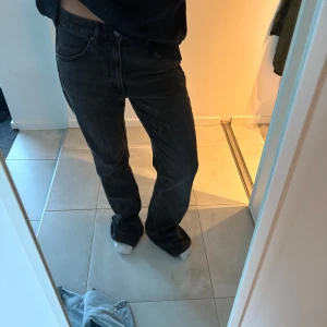 Svarta raka jeans med hög midja - Säljer ett par svarta jeans med rak passform från Zara i storlek 38